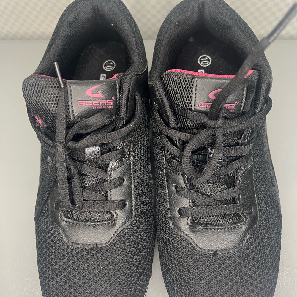 NWOB Women's Sneakers Geers By Dream Seek /7937 BK/PNK‎ Size 10 Black and Pink